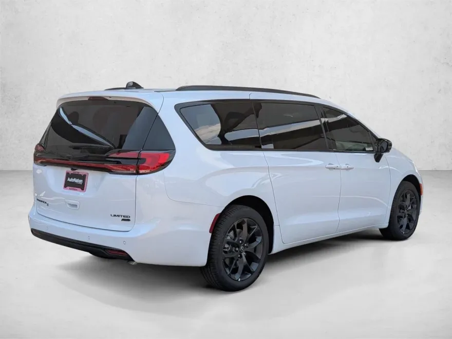 2026 Chrysler Pacifica Limited photo 1