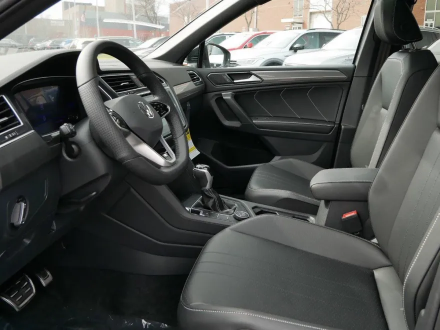 2024 Volkswagen Tiguan SE R-Line photo 1