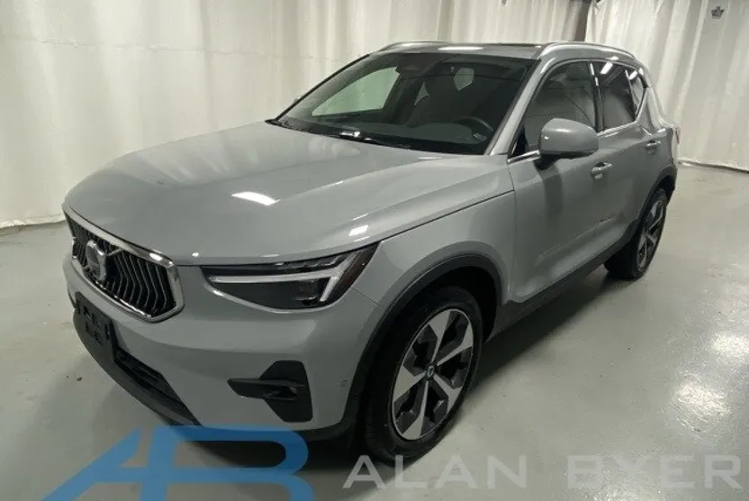 2025 Volvo XC40 Plus photo 1