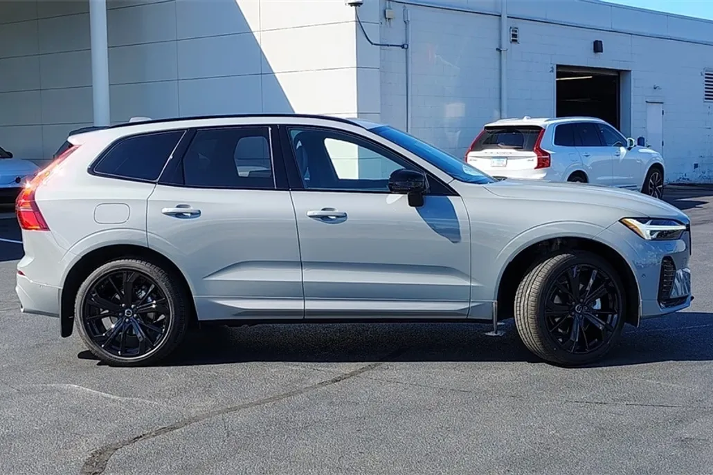 2026 Volvo XC60 B5 Black Edition photo 1
