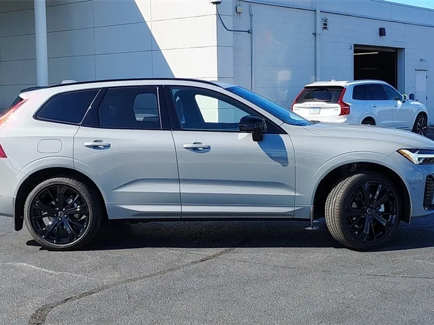 2026 Volvo XC60 B5 Black Edition photo 1