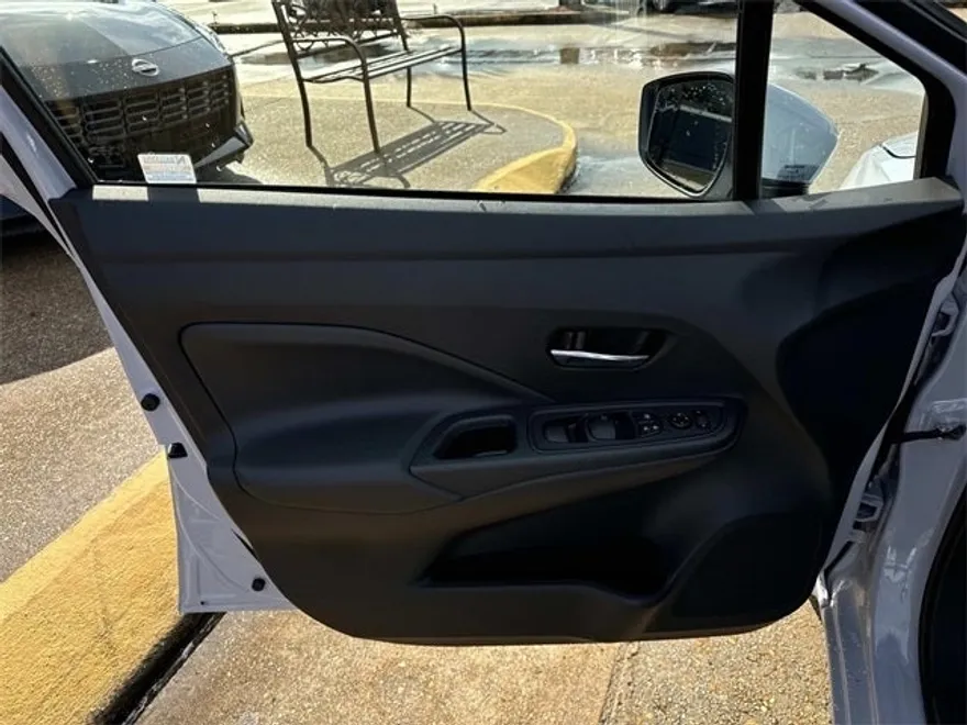 2025 Nissan Versa 1.6 SV photo 10