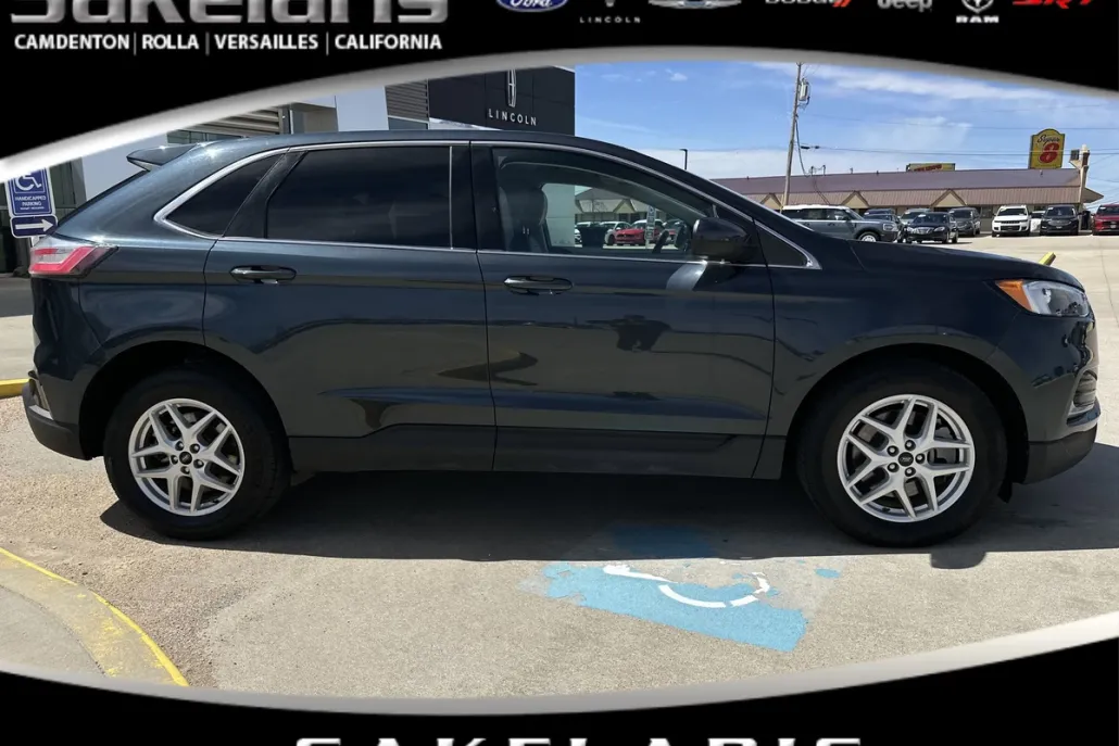 2023 Ford Edge Titanium photo 1