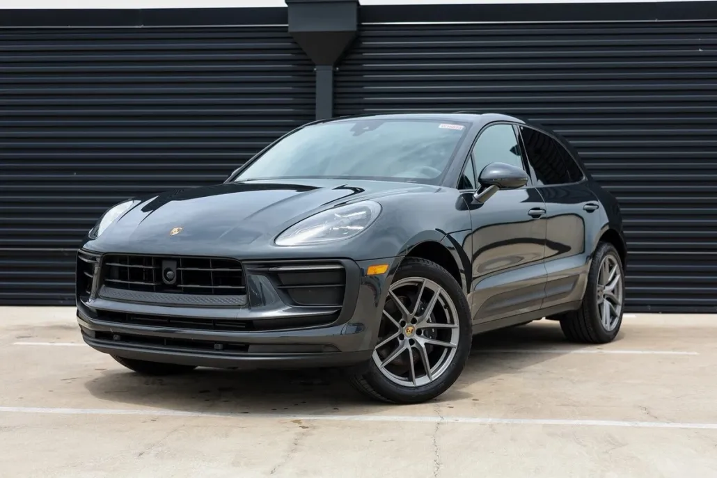 2025 Porsche Macan T photo 1