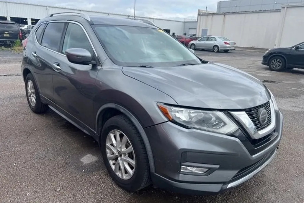 2018 Nissan Rogue SV photo 1