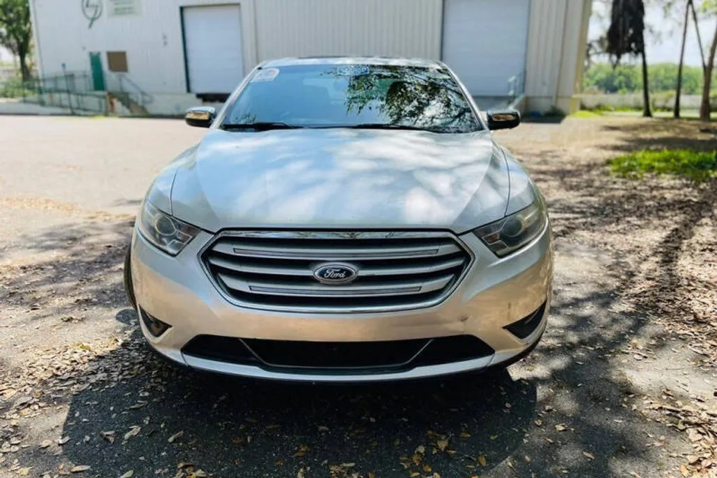 2013 Ford Taurus Limited photo 1