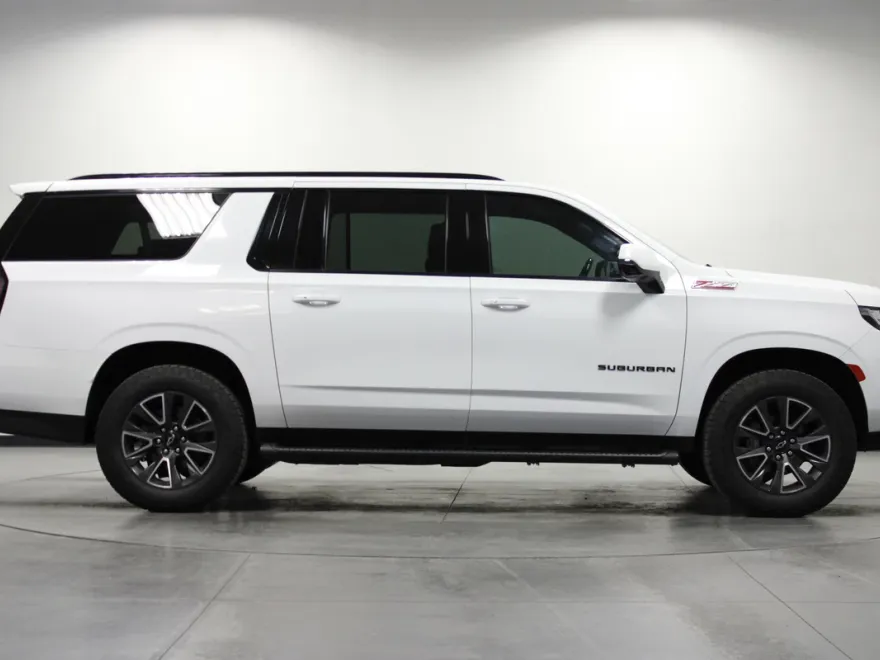 2023 Chevrolet Suburban Z71 photo 1