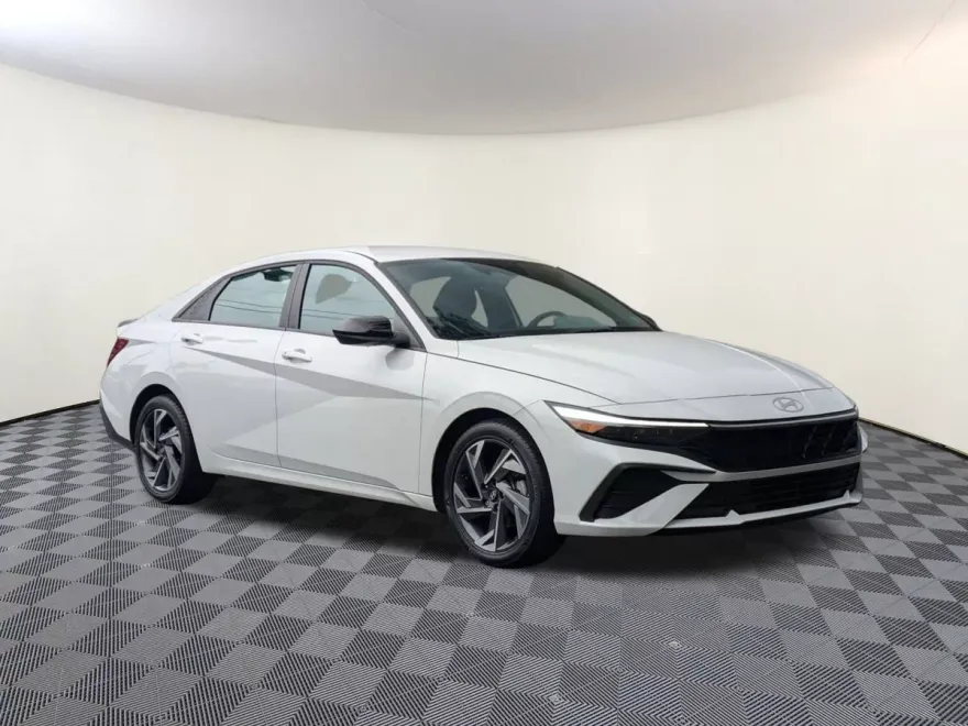 2025 Hyundai Elantra SEL Sport photo 1