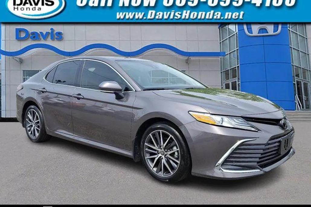2023 Toyota Camry XLE photo 1