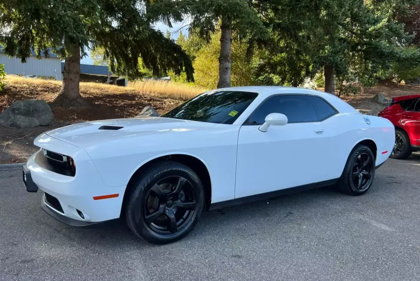 2016 Dodge Challenger SXT photo 1