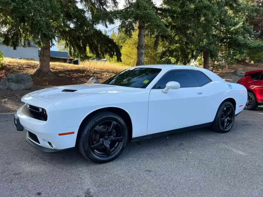 2016 Dodge Challenger SXT photo 1