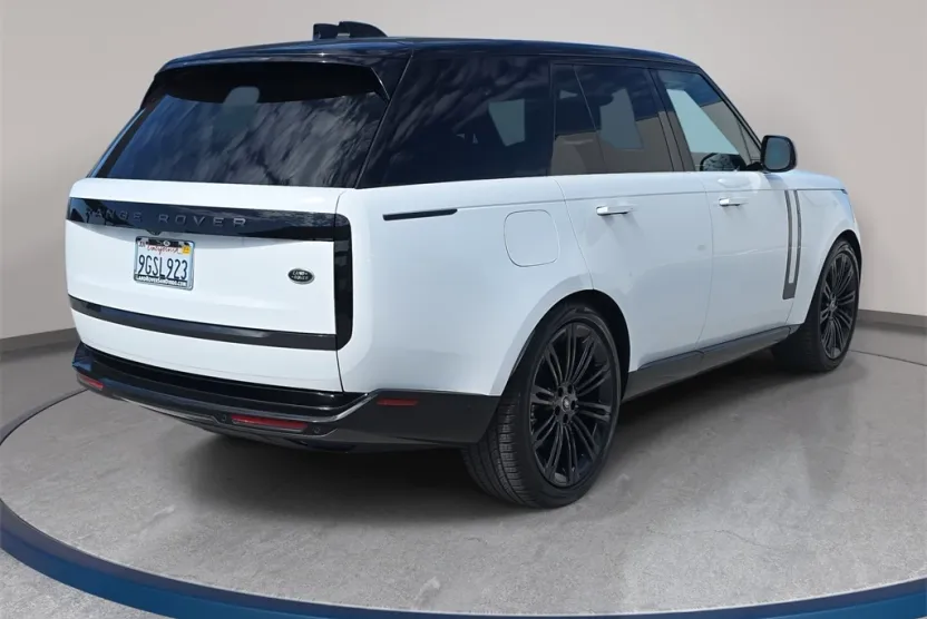 2023 Land Rover Range Rover SE photo 1