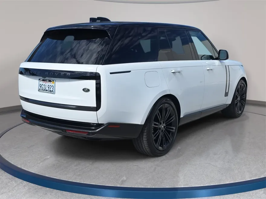 2023 Land Rover Range Rover SE photo 1