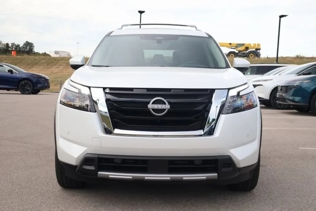 2025 Nissan Pathfinder Platinum photo 1