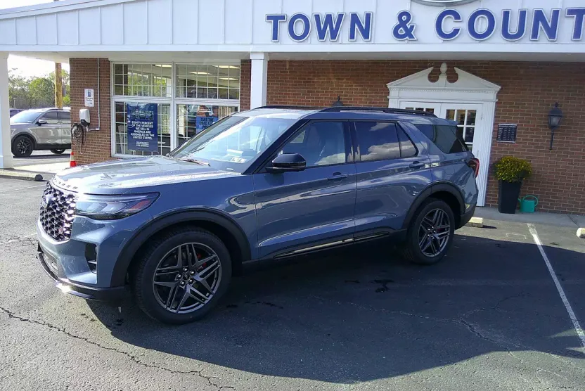 2025 Ford Explorer ST photo 1