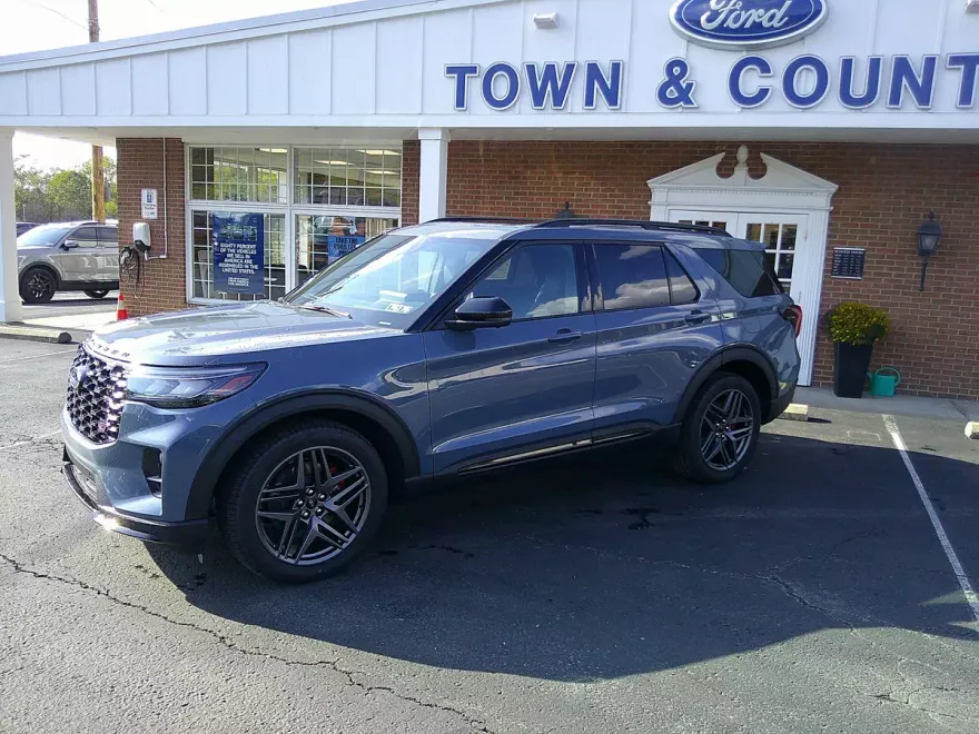 2025 Ford Explorer ST photo 1