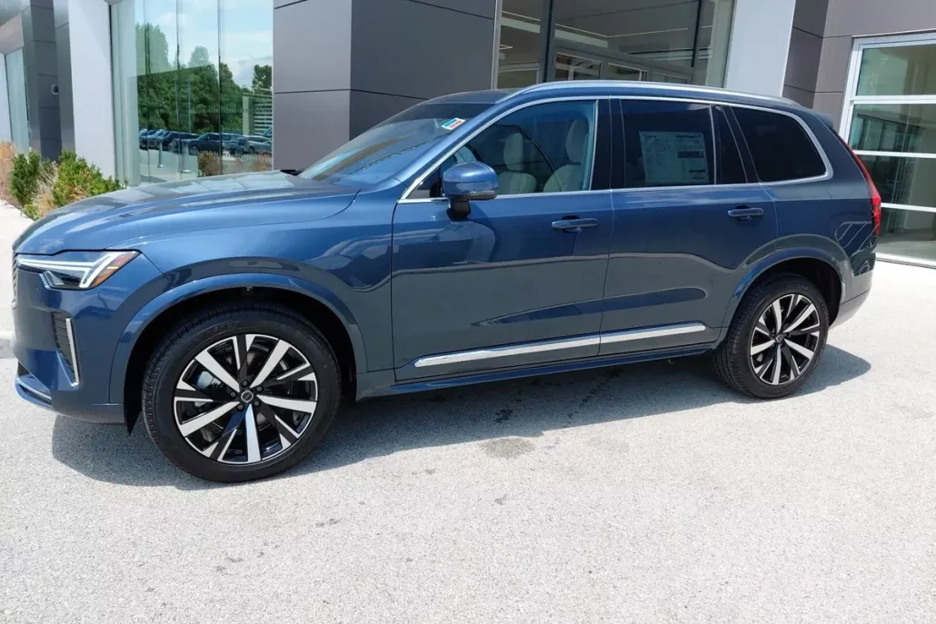 2025 Volvo XC90 Core photo 1