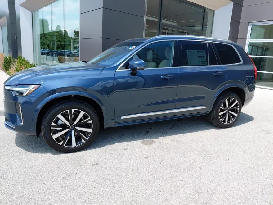 2025 Volvo XC90 Core photo 1