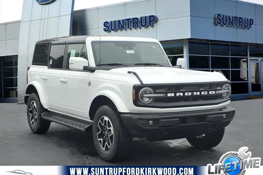 2025 Ford Bronco Outer Banks photo 1
