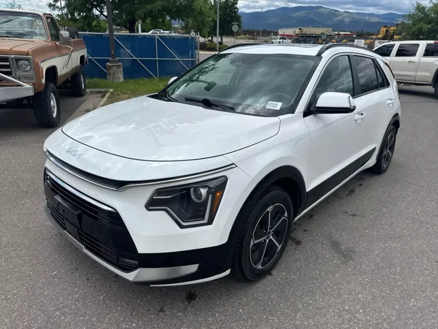 2023 Kia Niro SX photo 1