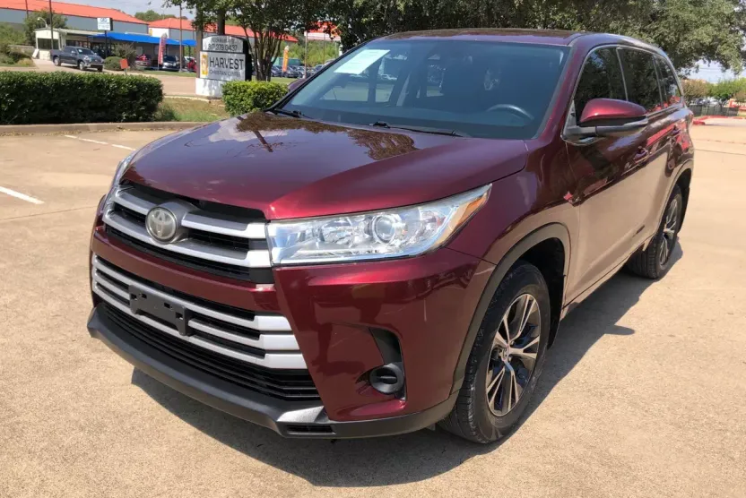2017 Toyota Highlander LE photo 1