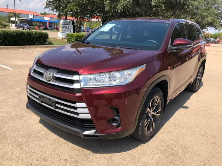 2017 Toyota Highlander LE photo 1