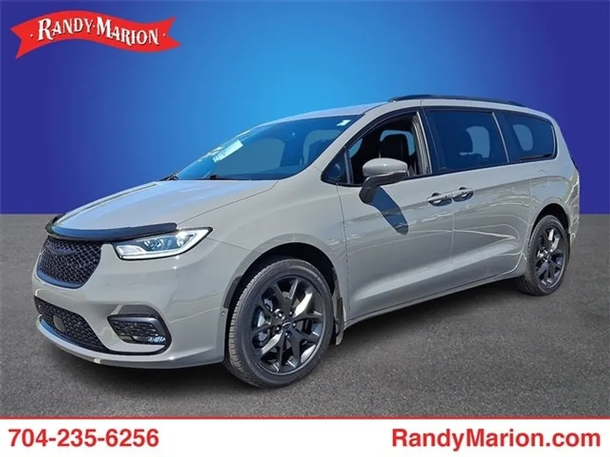 2023 Chrysler Pacifica Touring L photo 1