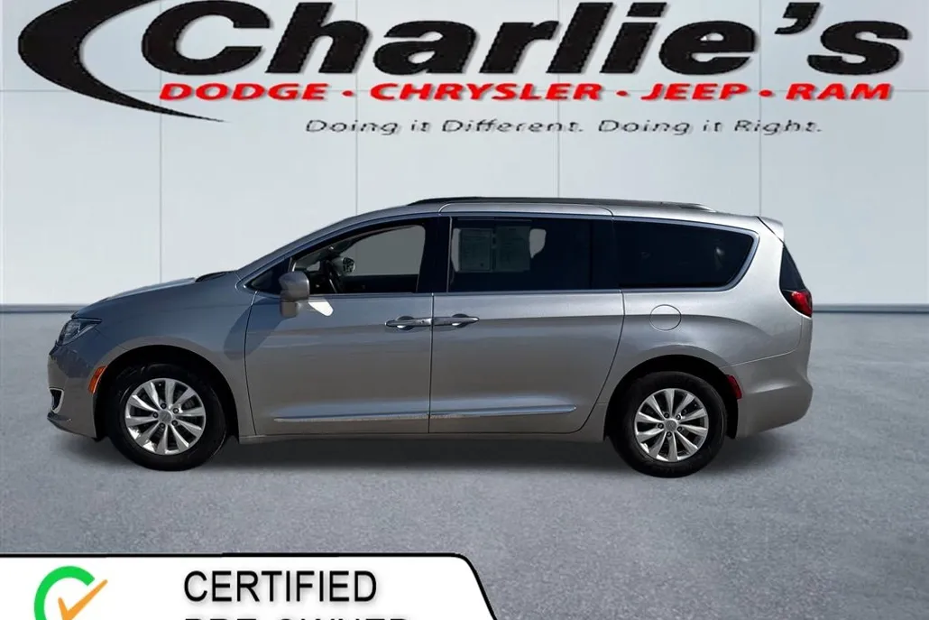 2017 Chrysler Pacifica Touring L photo 1