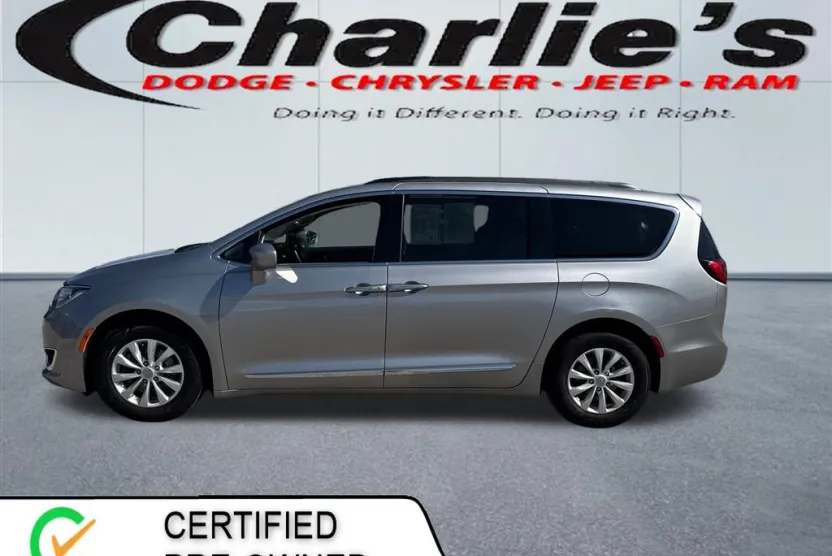 2017 Chrysler Pacifica Touring L photo 1