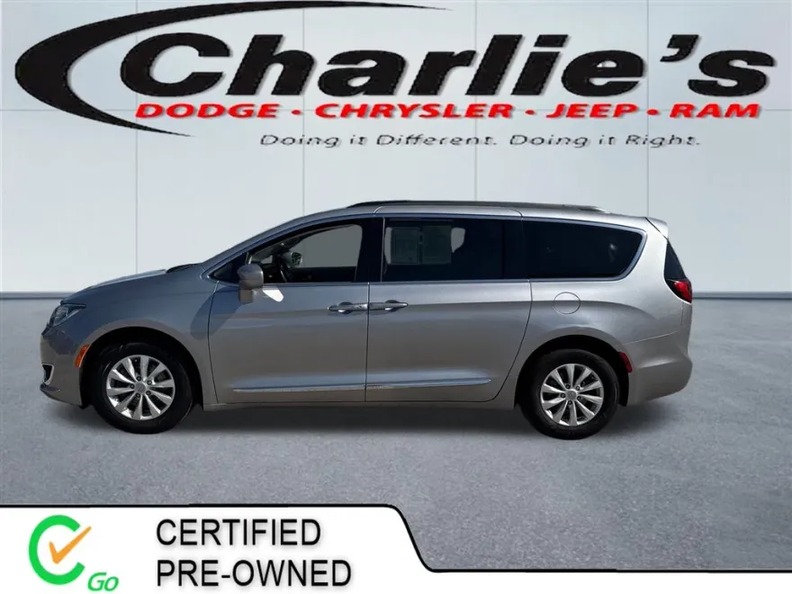 2017 Chrysler Pacifica Touring L photo 1