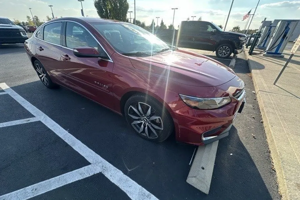 2017 Chevrolet Malibu 1LT photo 1