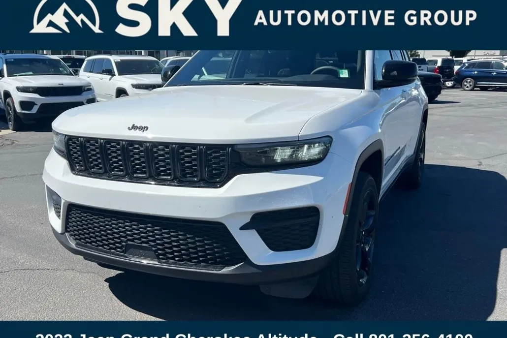 2023 Jeep Grand Cherokee Laredo photo 1