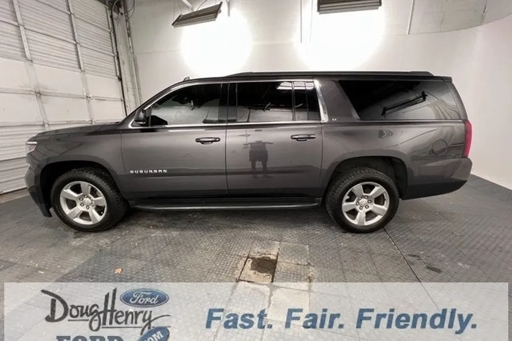 2017 Chevrolet Suburban LT photo 1