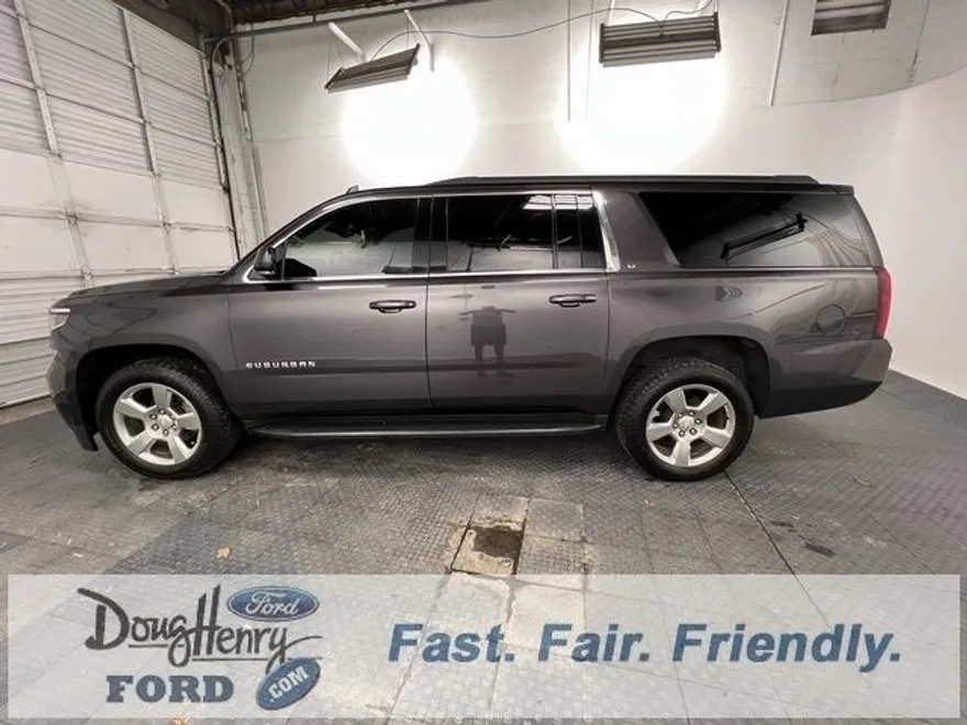 2017 Chevrolet Suburban LT photo 1