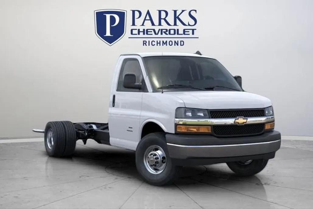 2025 Chevrolet Express Cutaway 3500 photo 1
