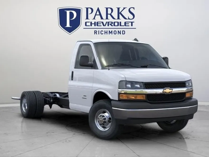 2025 Chevrolet Express Cutaway 3500 photo 1