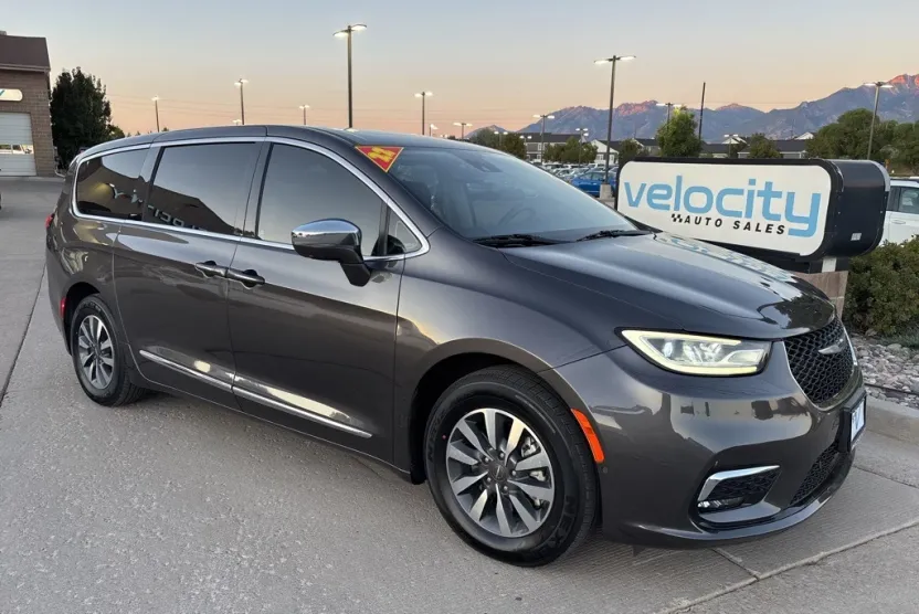 2022 Chrysler Pacifica Hybrid Limited photo 1
