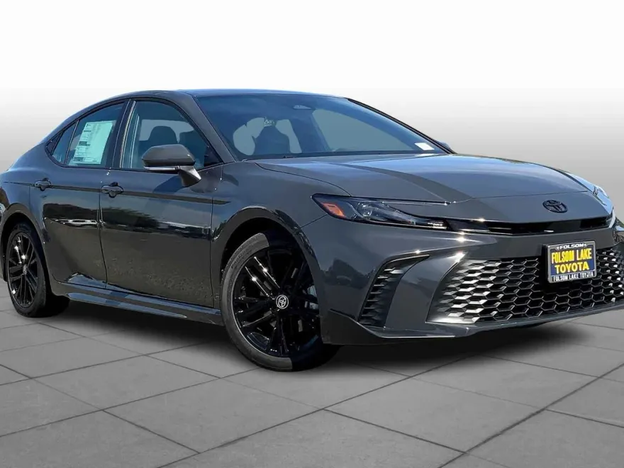 2025 Toyota Camry SE photo 1