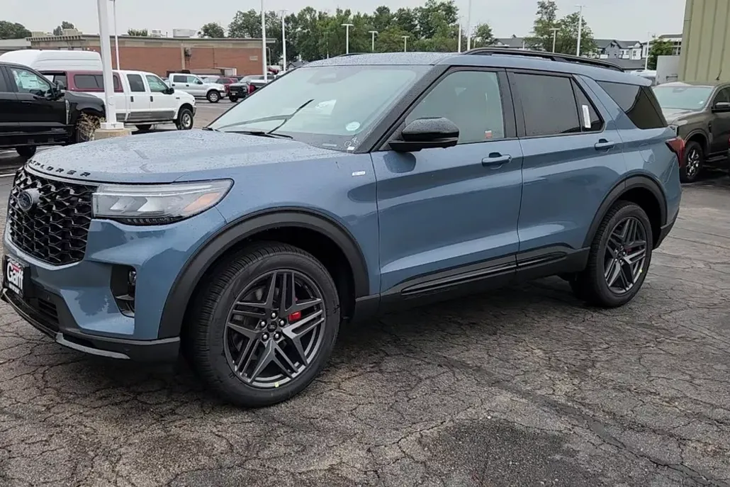 2025 Ford Explorer ST-Line photo 1