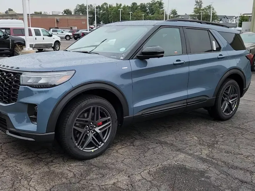 2025 Ford Explorer ST-Line photo 1