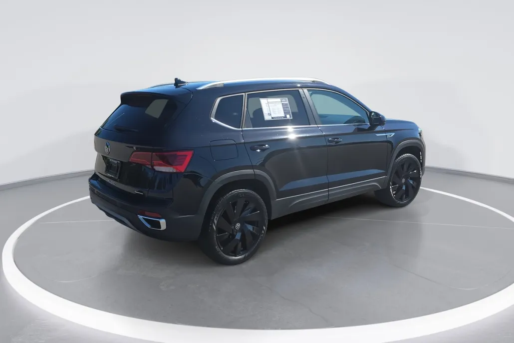 2024 Volkswagen Taos SE photo 1