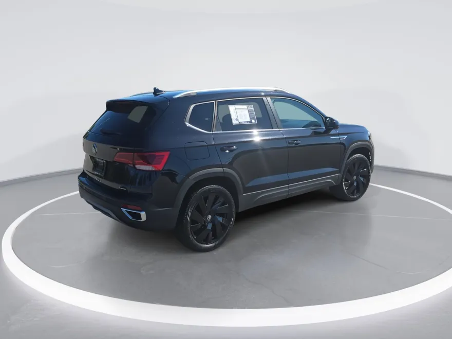 2024 Volkswagen Taos SE photo 1
