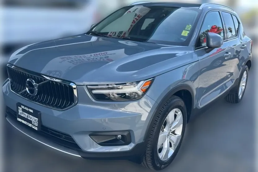 2022 Volvo XC40 T5 Momentum AWD photo 1