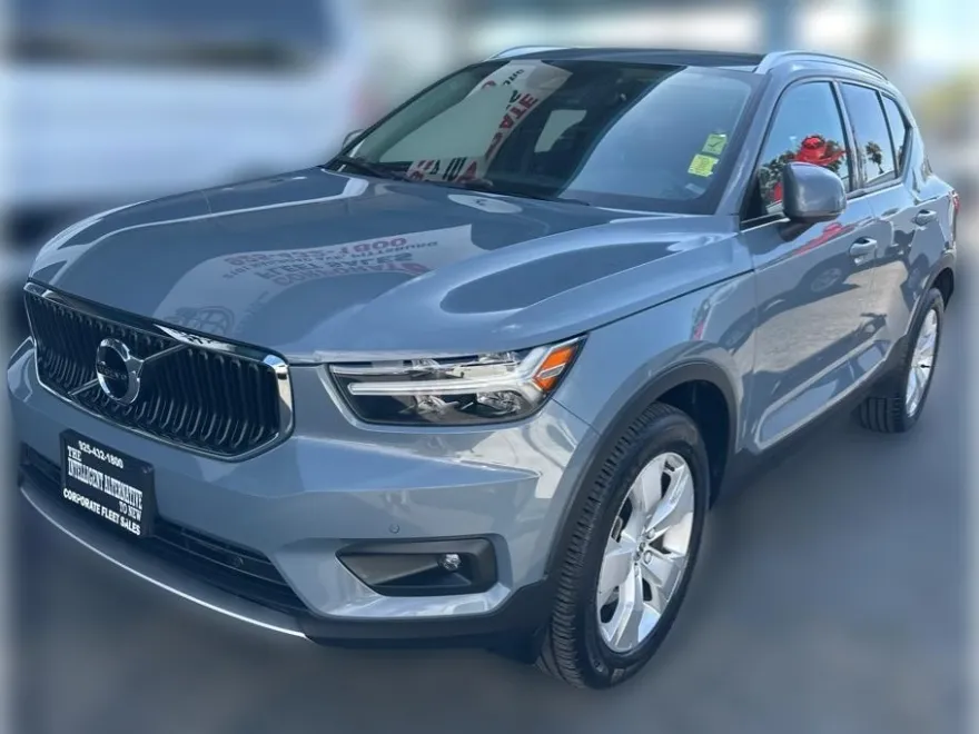 2022 Volvo XC40 T5 Momentum AWD photo 1