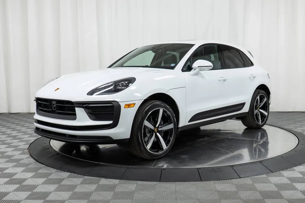 2025 Porsche Macan T photo 1