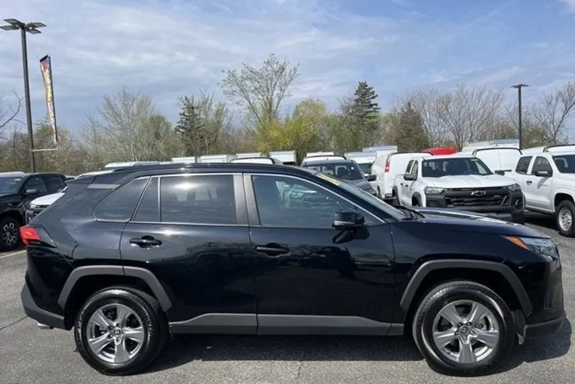 2024 Toyota RAV4 LE photo 1
