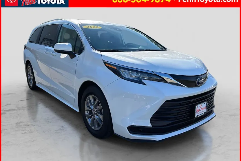 2022 Toyota Sienna LE photo 1