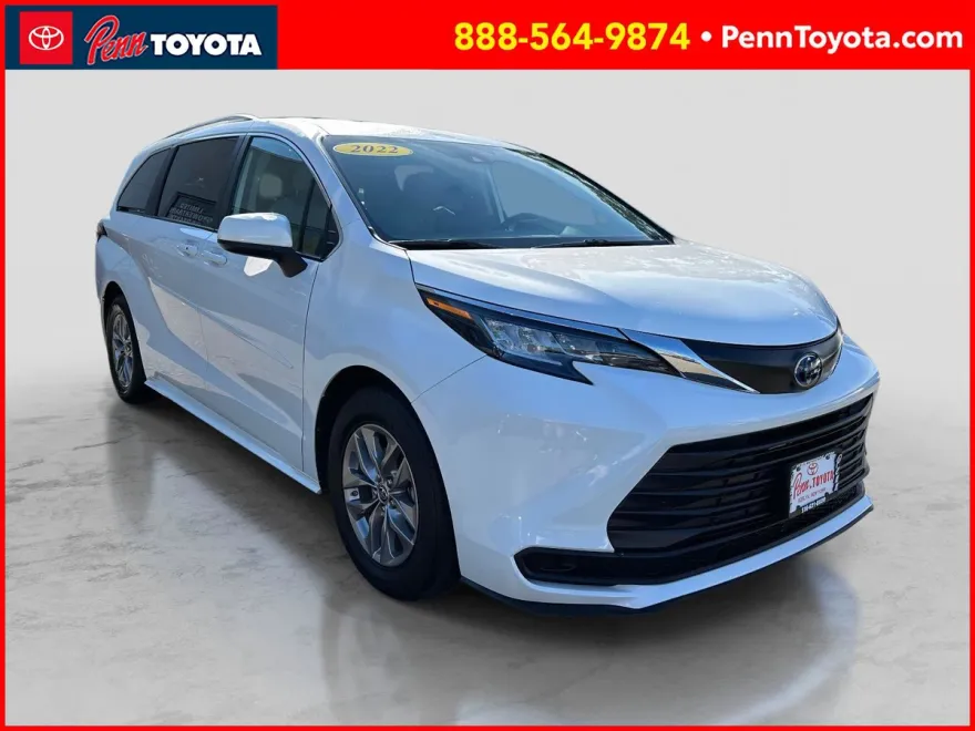 2022 Toyota Sienna LE photo 1