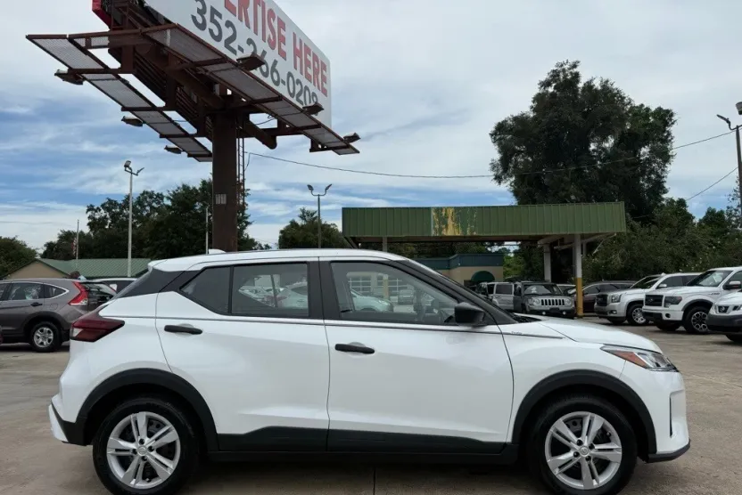 2021 Nissan Kicks S photo 1