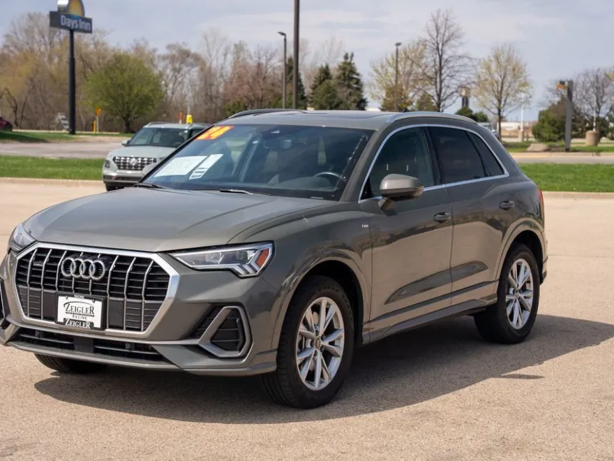 2024 Audi Q3 45 TFSI S line Premium photo 1
